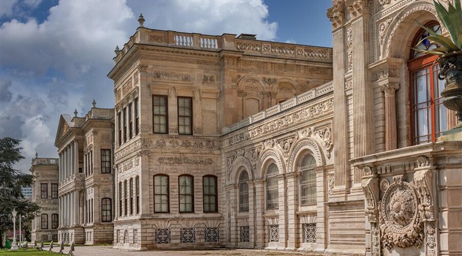 Dolmabahce Palace and Bezm-i Alem Mosque Tour(Half Day)